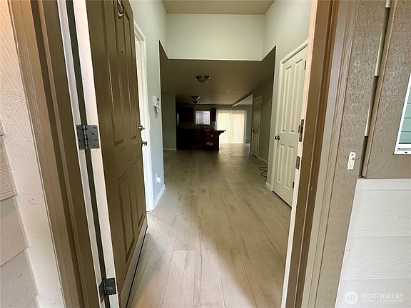 5th image of 3530 Surrey Drive NE