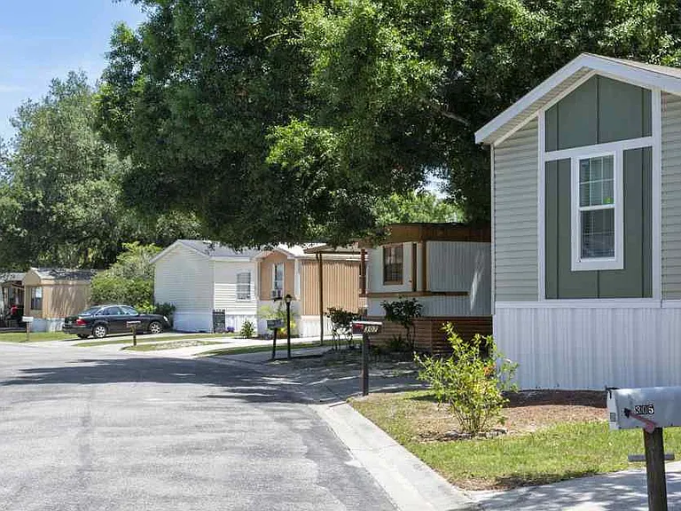 411 River Bay Dr — Photo 2