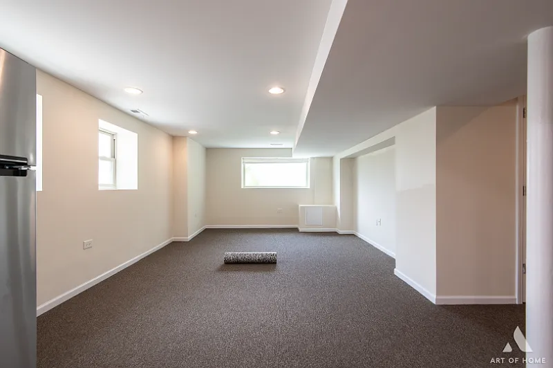 Spacious & Renovated 900 Sqft 2 Bedroom/ 1 Bath- Utilities Included — Photo 3