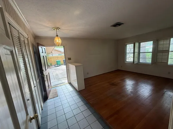 7007 Edgemoor Dr, Houston, TX 77074