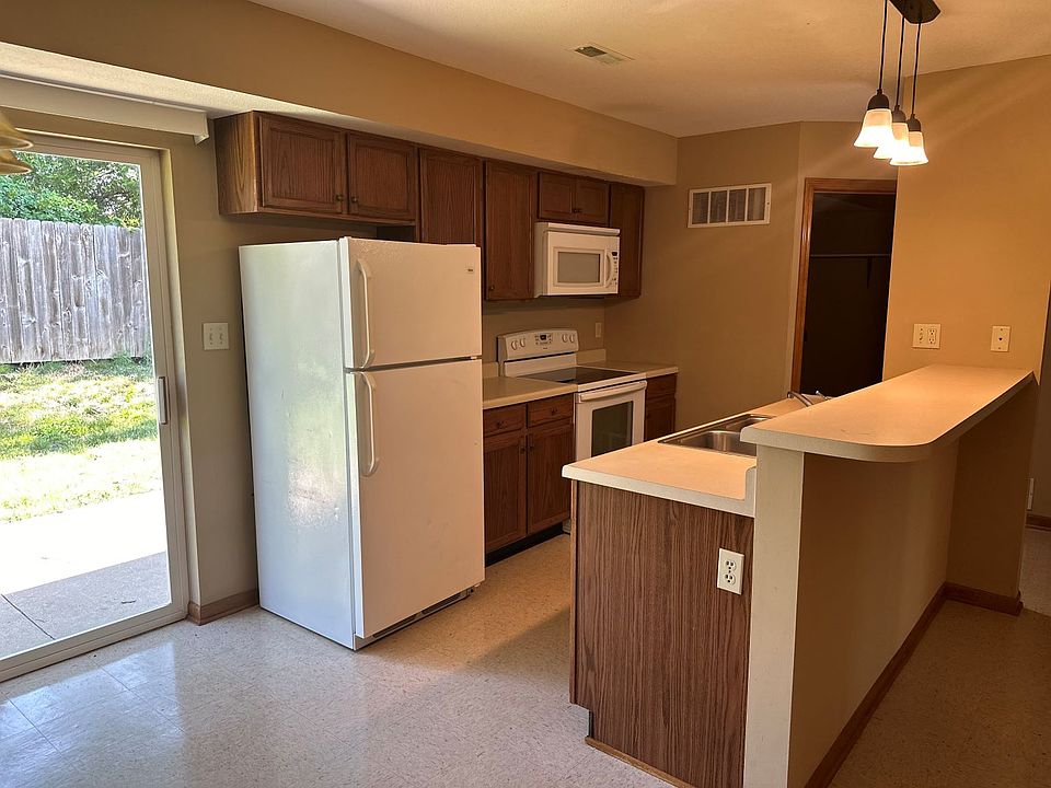 Kitchen breakfast bar.