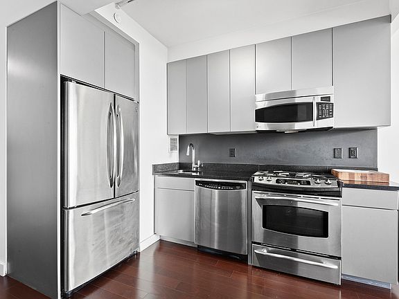 4th image of 34 Desbrosses St APT 519