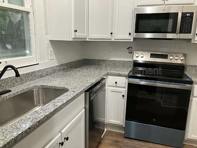 2207 Bell St #A — Photo 11