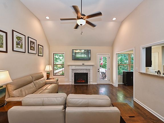 5th image of 204 E Winterberry Trl