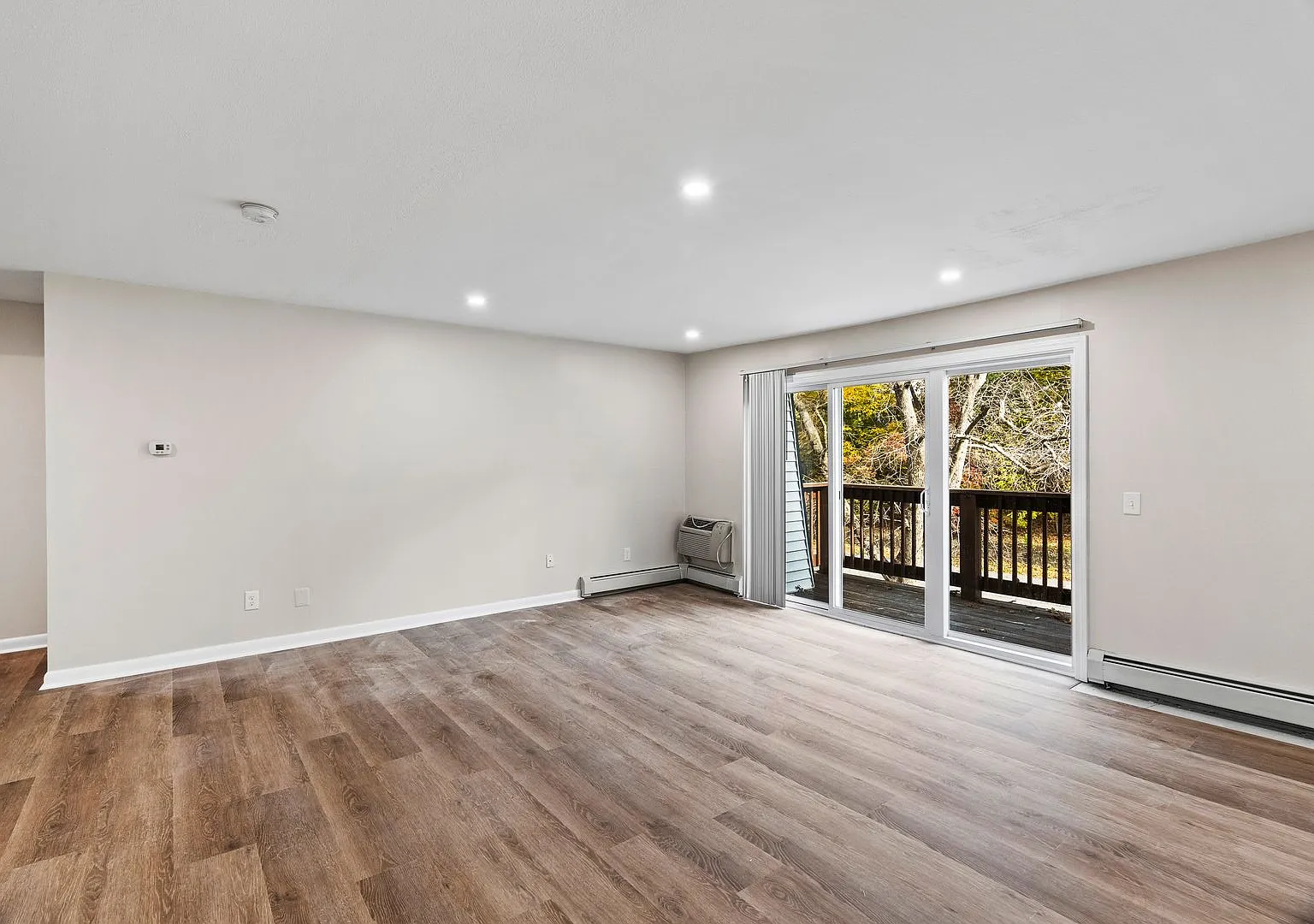 383-385 Oaklawn Ave — Photo 4