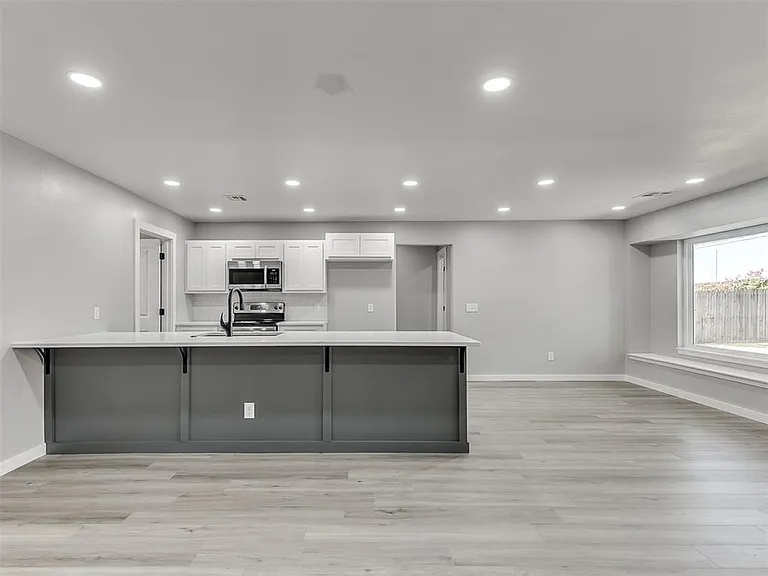 6917 Woodridge Ave — Photo 13
