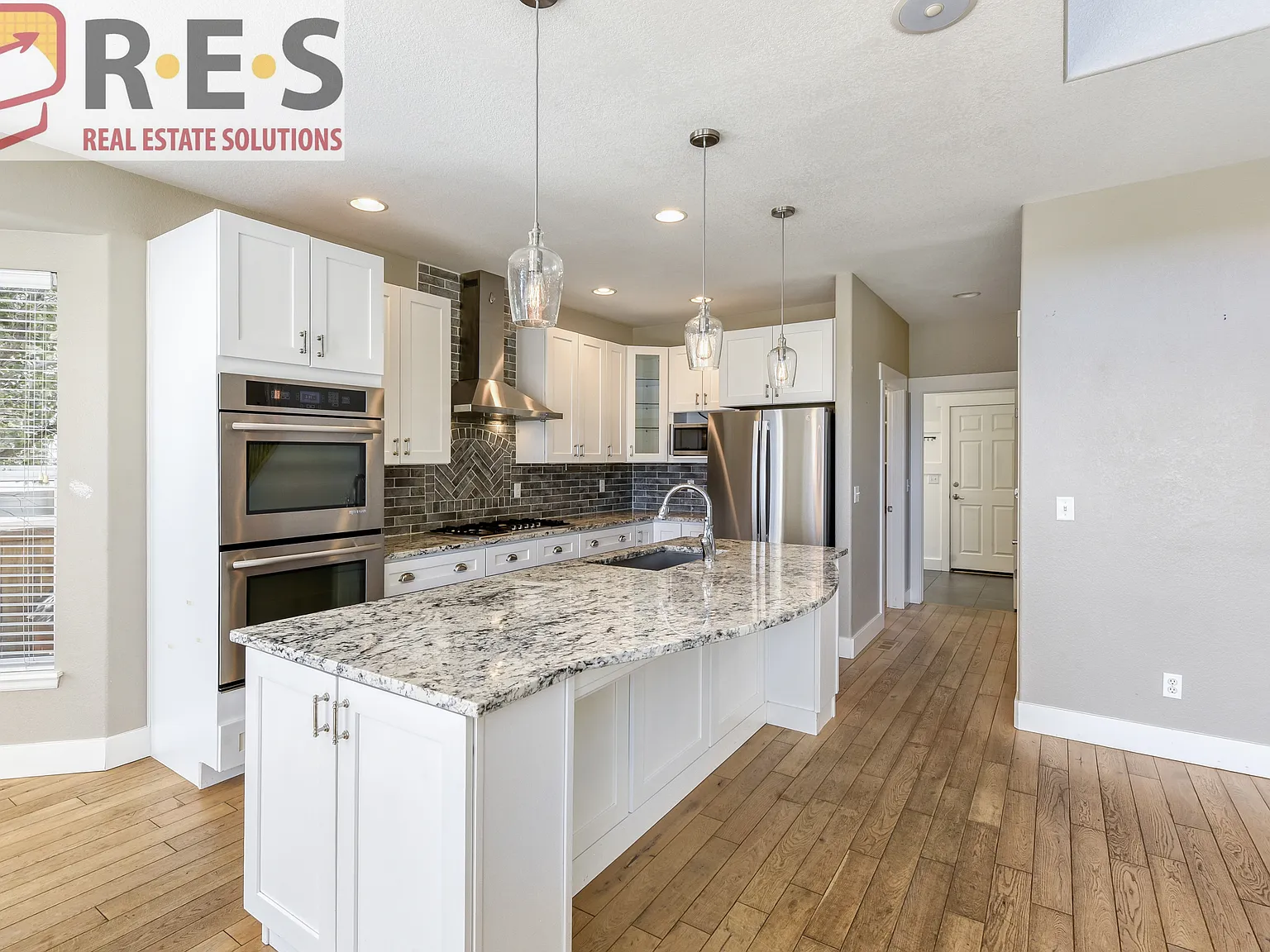 6 bed, 4206 sqft, $3,695 — Photo 2