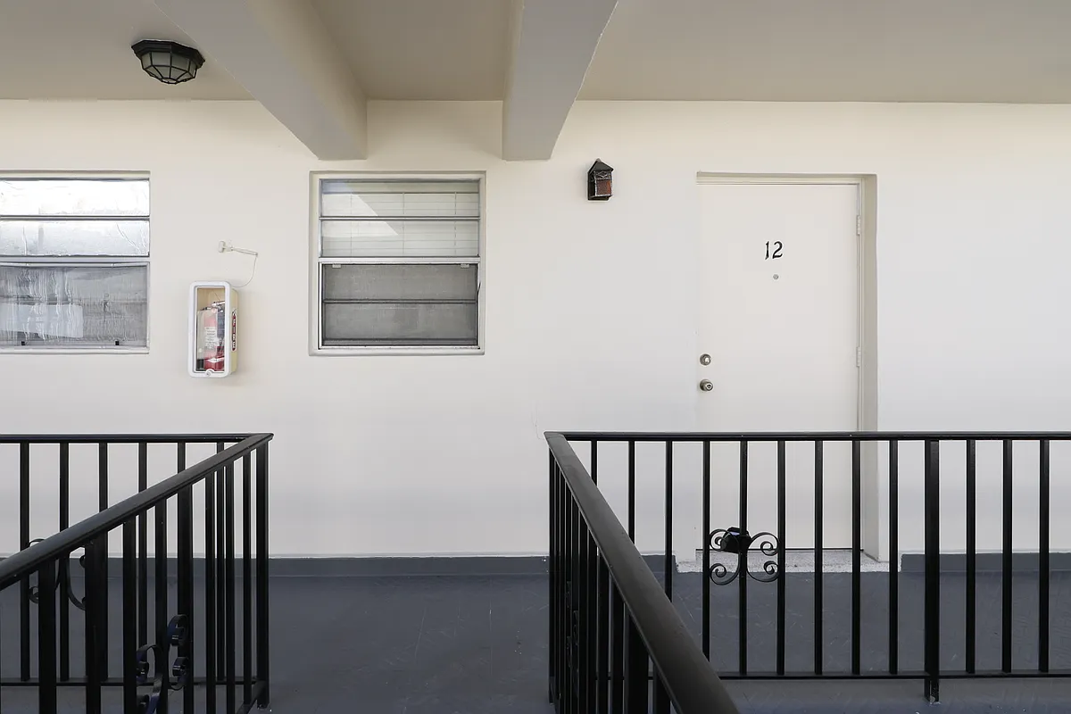Building Photo - 405 W 11th St #12