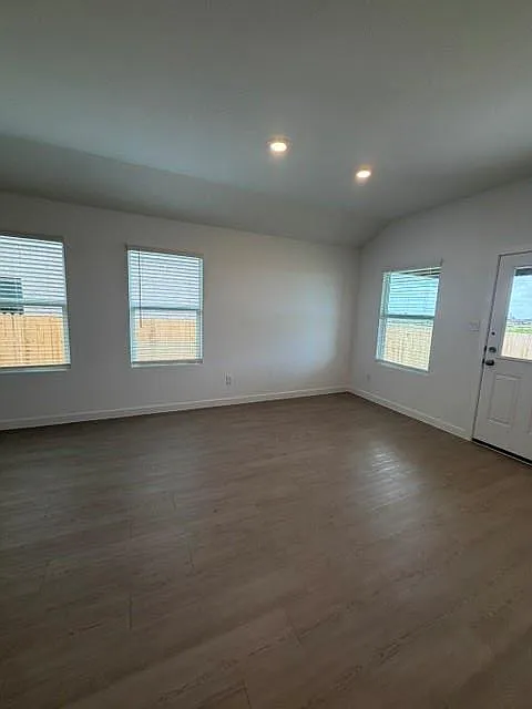 4 bed, 2.0 bath, 2061 sqft, $2,295 — Photo 3