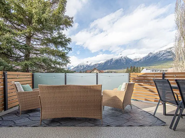 729 N 7th Ave #2, Canmore, AB T1W 3H8