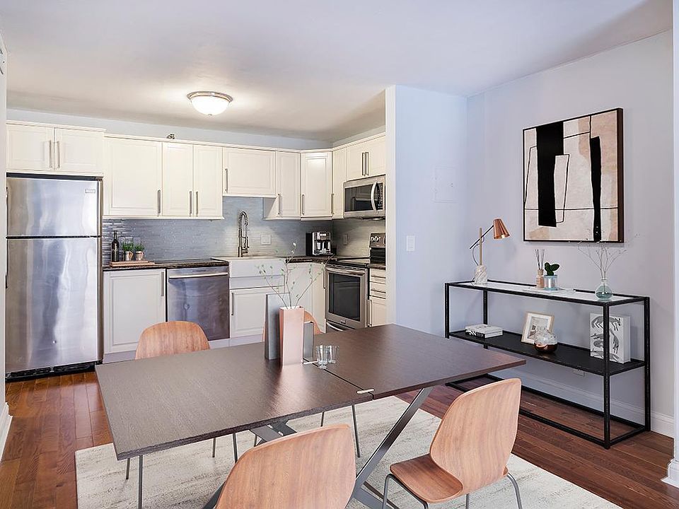 1st image of 26 10th St W Unit 304