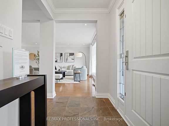 4th image of 2 Thicket Rd