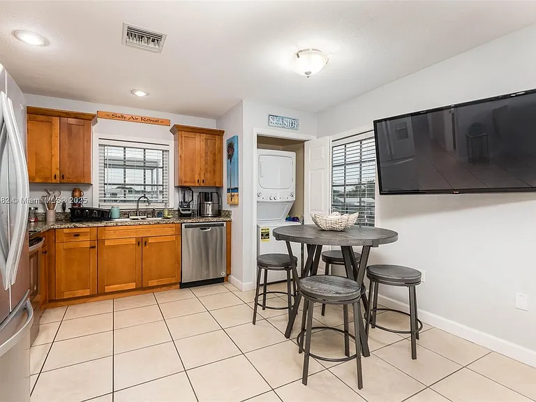 325 Calusa St — Photo 22