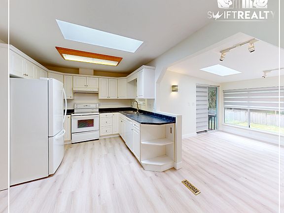 05_20834 Mcfarlane Ave_Large Kitchen_06272025