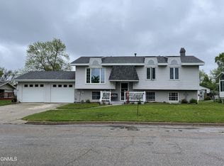 825 16th St NE, Jamestown, ND 58401