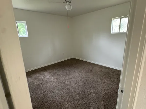 201 Phillips Dr, Mc Gregor, TX 76657