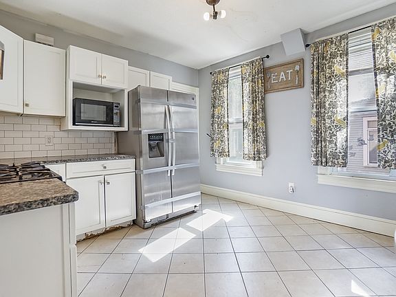 5th image of 34 Parkwood St