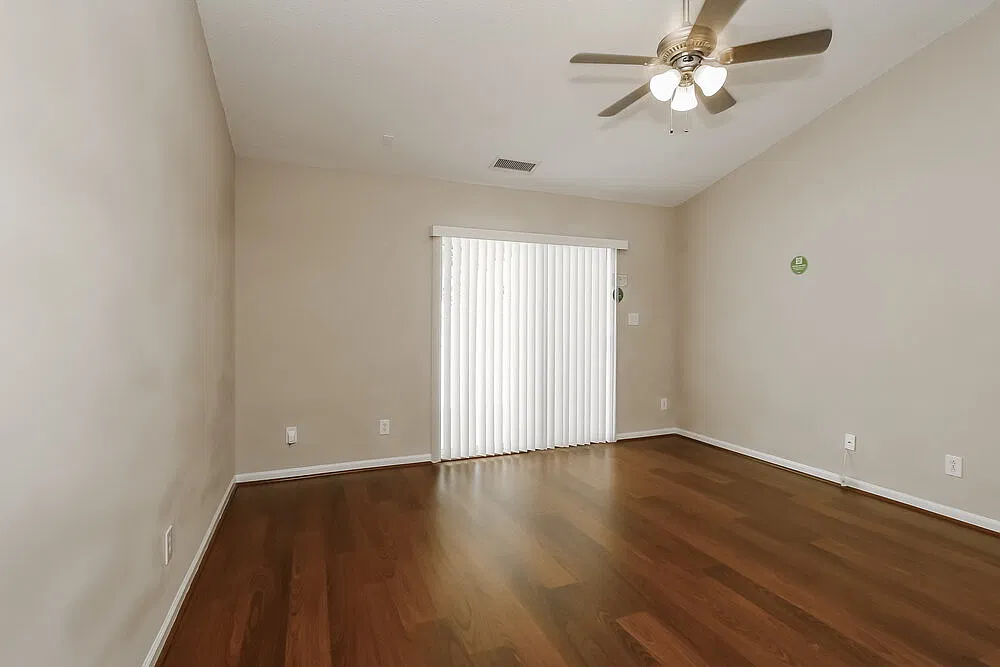 3 bed, 2.0 bath, 1284 sqft, $2,480 — Photo 3