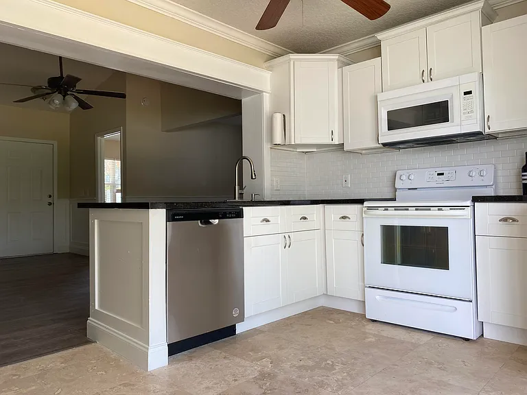 1057 SW Spruce St — Photo 7