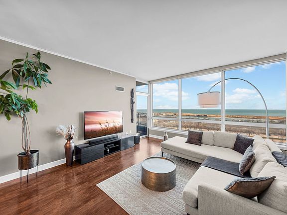 4th image of 1901 S Calumet Ave #1404