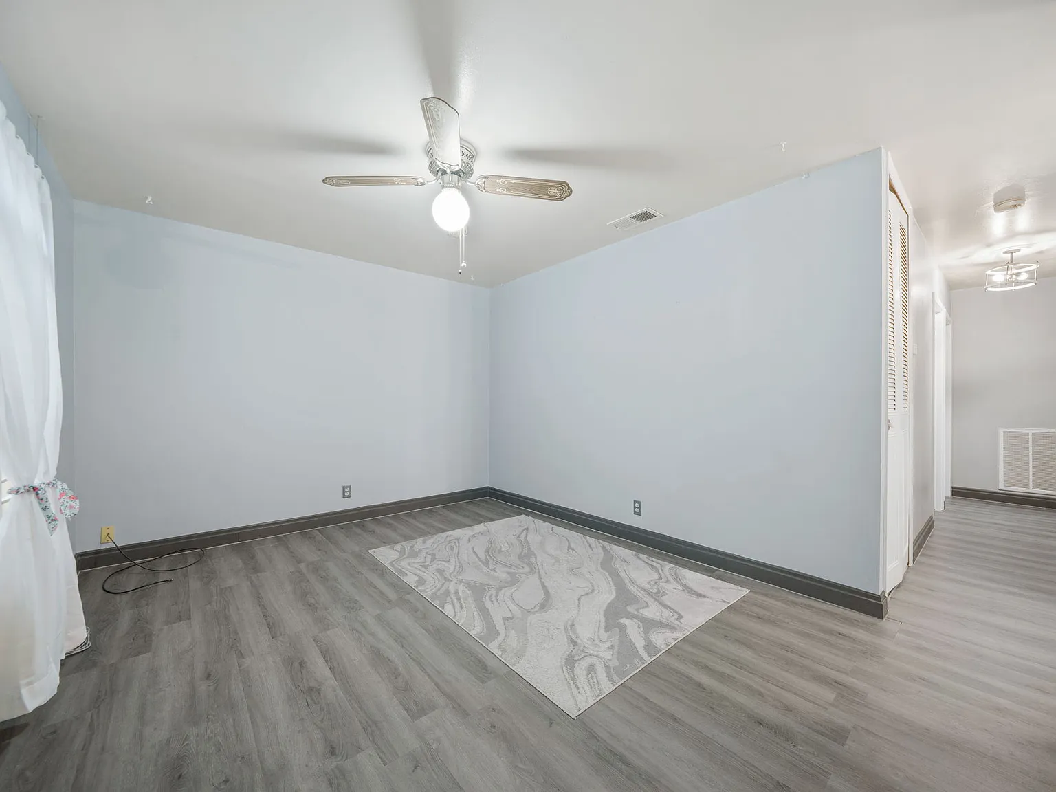 Charming 3-Bed Cottage with Fenced Yard & Carport in San Antonio $1,350/mo — Photo 4