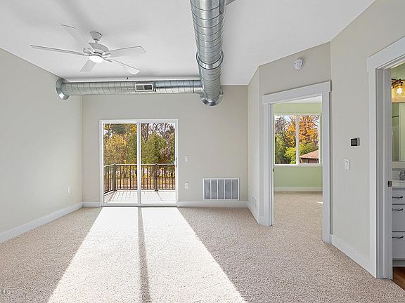 3rd image of 2386 Watertown Way NE