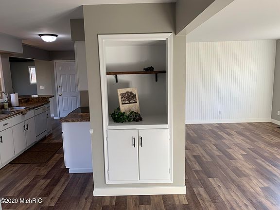 5th image of 249 Beaumont Dr