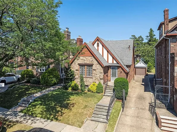 3215 149th St, Flushing, NY 11354