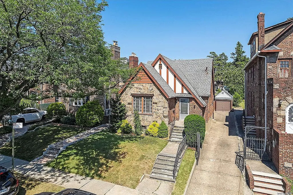 3215 149th St photo 1