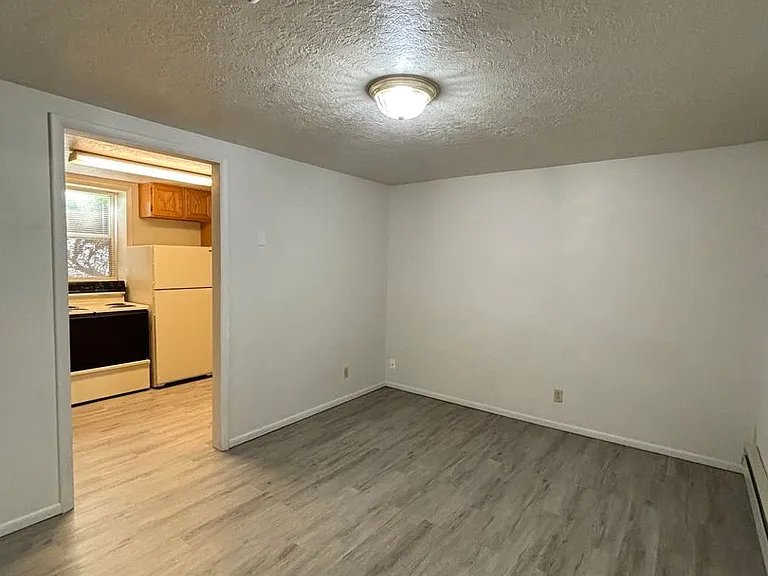 618 W Clark St — Photo 4