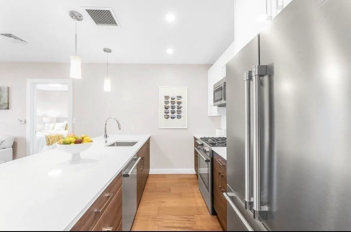 2 bed, 2.0 bath, 1100 sqft, $3,700 — Photo 2
