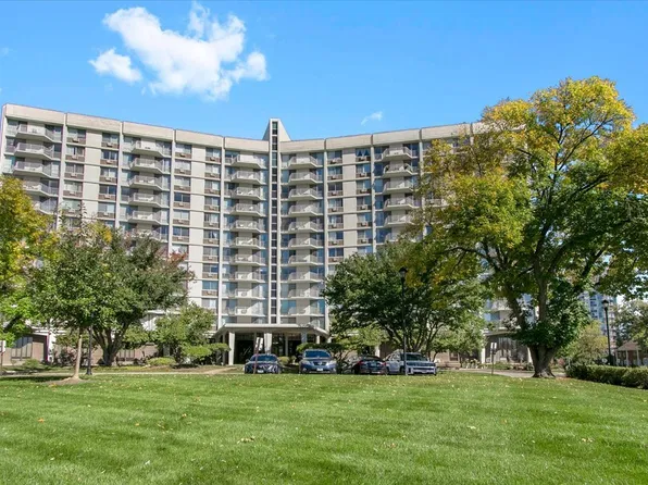 20 N Tower Rd APT 12H, Oak Brook, IL 60523
