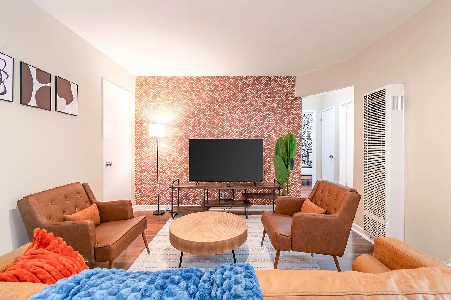 2 bed, 1.0 bath, 990 sqft, $5,019 — Photo 2