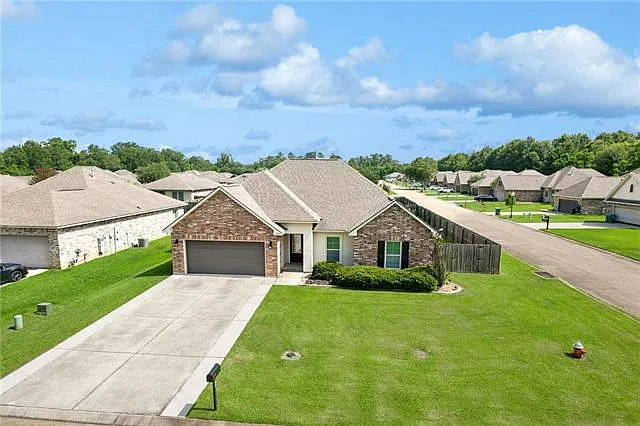 3 bed, 2.0 bath, 1475 sqft, $1,800 — Photo 2