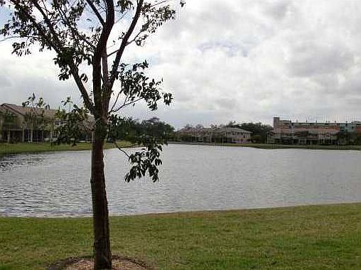 3rd image of 3355 Lakeside Dr #31