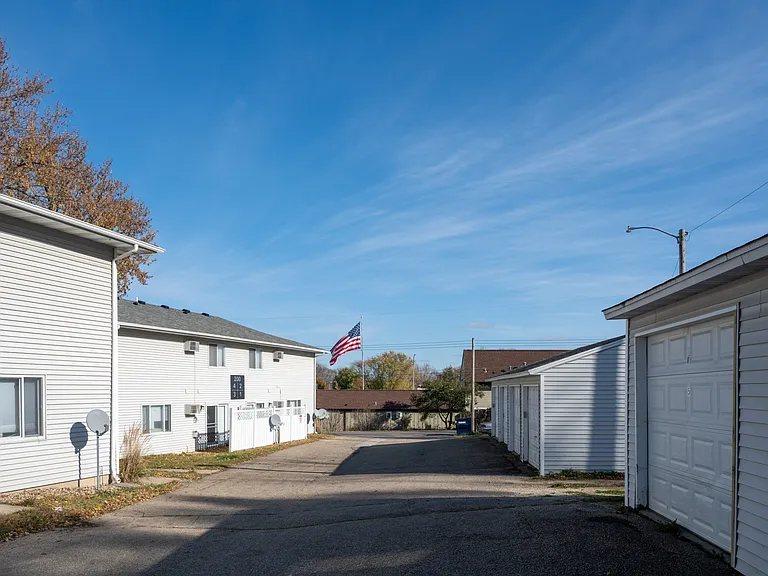 Hamptons - 204 18th Street Southwest - 5 — Photo 12