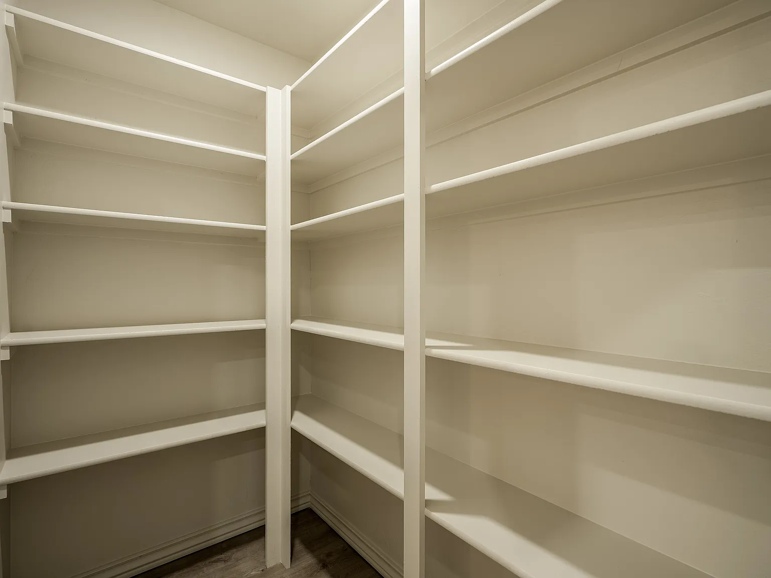 211 W Thatcher St — Photo 3