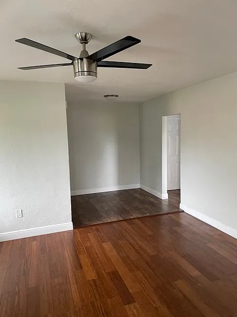 2121 Biarritz Dr — Photo 2