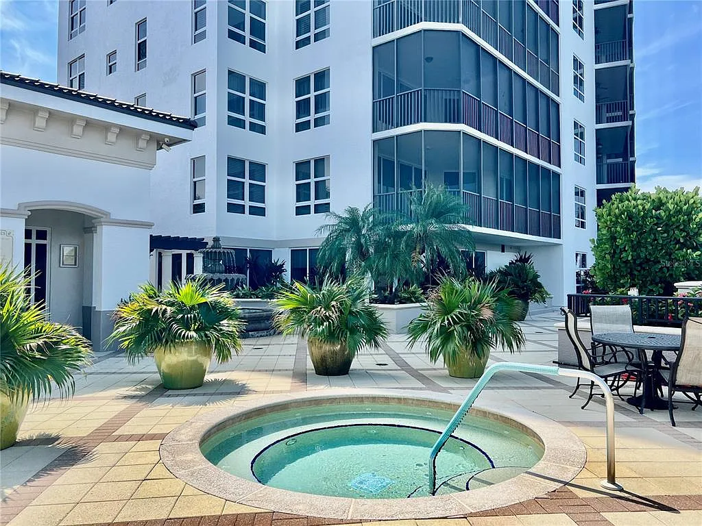 3 bed, 2.0 bath, 1825 sqft, $6,000 — Photo 3