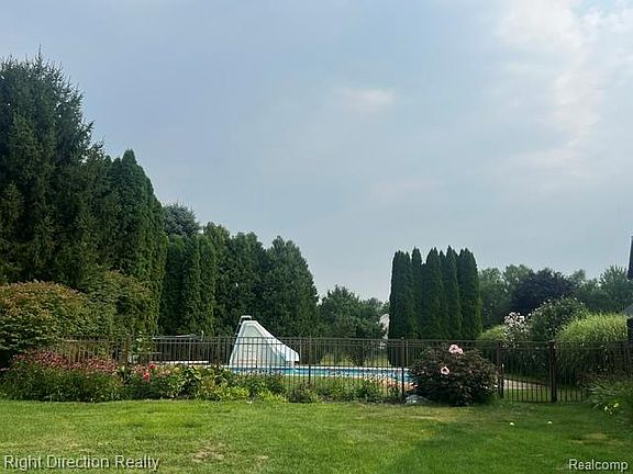 5th image of 361 Prince Edward Dr