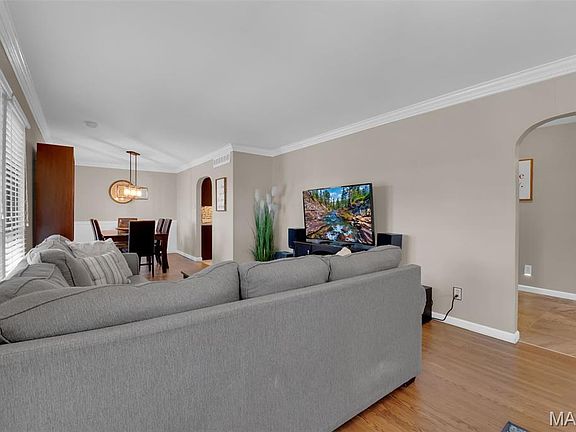 2nd image of 9 Treecrest Ct