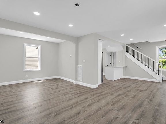 4th image of 956 Adams Ave