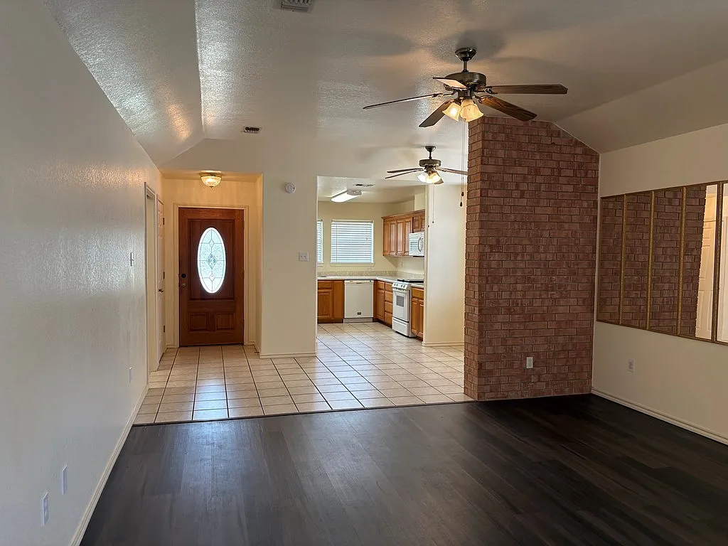 3 bed, 2.0 bath, 1570 sqft, $2,100 — Photo 2