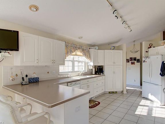 5th image of 709 Woodlake Dr