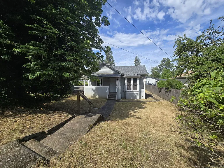 228 SE Pitzer St — Photo 14