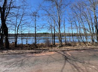 4 Forever Green Rd, Lakeville, PA 18438