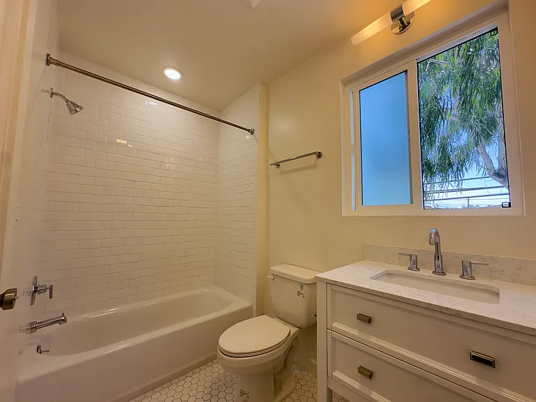 111 N La Cumbre Rd #12 — Photo 6