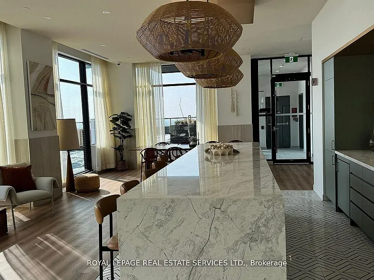 1660 Bloor St W #401 — Photo 12