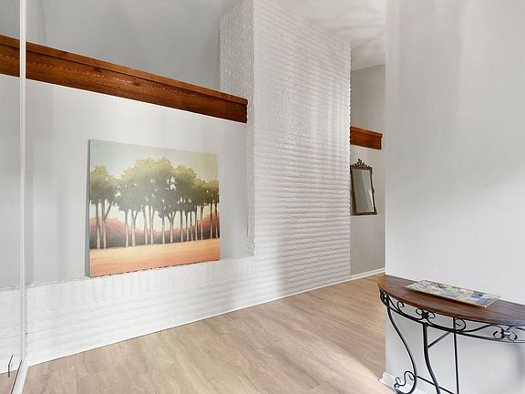 2nd image of 810 Maywood Ct #810