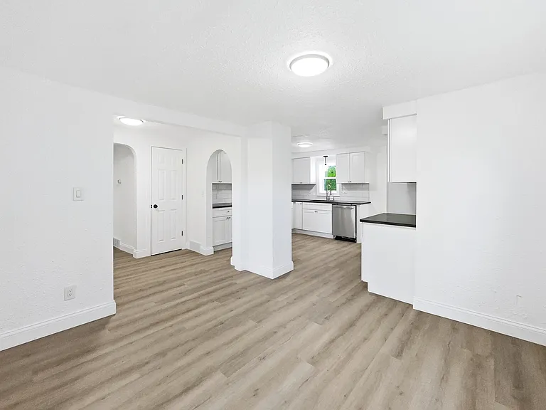2124 Bernice Ave — Photo 6